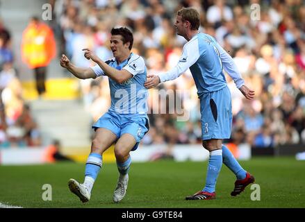 Joey Barton de Manchester City (à gauche) célèbre le premier but du match avec Michael ball, coéquipier. Banque D'Images