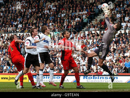 Andy Marshall, gardien de but de Coventry, se rassemble sous pression lors du match de championnat de football Coca-Cola contre Derby au Pride Park, Derby. Banque D'Images