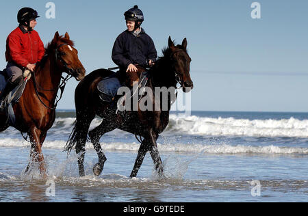 Joes Edge (à droite) et le jockey Graham Lee avec Spring Breeze et le jockey PJ McDonald complètent leur préparation pour le Grand National, sur la plage de Redcar à Cleveland. Banque D'Images