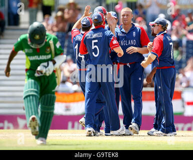 Les joueurs d'Angleterre célèbrent avec Andrew Flintooff (au centre à droite) après avoir revendiqué le cricket de Mushfiqur Rahim (à gauche) au Bangladesh lors de la coupe du monde de cricket de l'ICC, match Super 8 au Kensington Oval, Bridgetown, Barbade. Banque D'Images