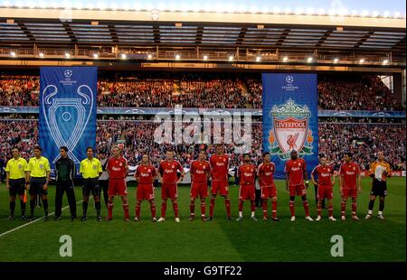 Football - UEFA Champions League - quart de finale - deuxième étape - Liverpool / PSV Eindhoven - Anfield. Les joueurs de Liverpool s'alignent avant le début Banque D'Images