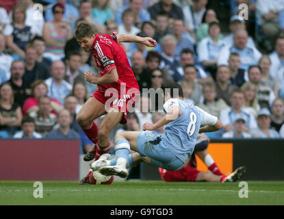 Steven Gerrard (à gauche) de Liverpool est défié par Joey Barton de Manchester City lors du match de football FA Barclays Premiership au City of Manchester Stadium, Manchester. Banque D'Images