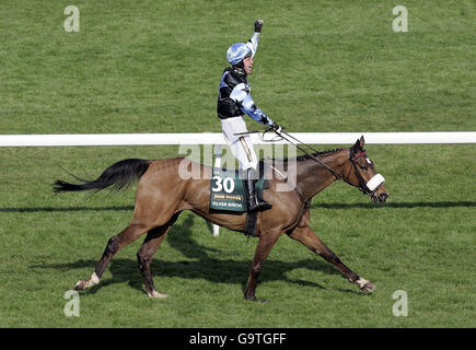 Courses hippiques - la grande rencontre nationale de John Smith - Aintree.Silver Birch, monté par Robbie Power, remporte le Grand National Chase de John Smith à l'hippodrome d'Aintree, à Liverpool. Banque D'Images