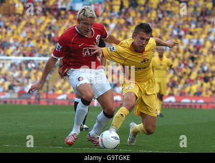 Tamas Priskin de Watford (à droite) et Alan Smith de Manchester United se battent pour le ballon. Banque D'Images