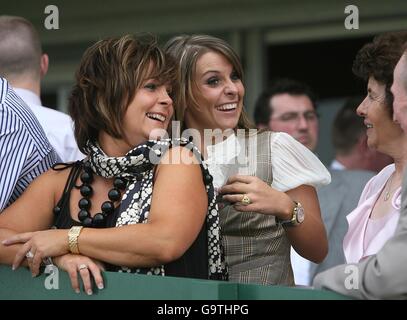 Coleen McLoughlin (au centre), fiancée du footballeur Wayne Rooney, est vue à l'hippodrome d'Aintree à Liverpool, le jour du 160e Grand National Banque D'Images