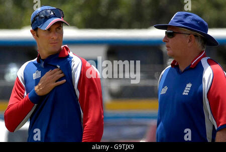 L'entraîneur d'Angleterre Duncan Fletcher (à droite) et le capitaine Michael Vaughan lors d'une session de filets au terrain de sports de police de Bridgetown, à la Barbade. Banque D'Images