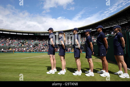 Les garçons et les filles de baseball attendent sur le terrain pour entrer sur le terrain le premier jour des cinq championnats de Wimbledon au All England Lawn tennis and Croquet Club, Wimbledon.APPUYEZ SUR ASSOCIATION photo.Date de la photo : vendredi 1er juillet 2016.Voir PA Story tennis Wimbledon.Le crédit photo devrait se lire: Steve Paston/PA Wire.RESTRICTIONS : usage éditorial uniquement.Aucune utilisation commerciale sans le consentement écrit préalable de l'AELTC.Utilisation d'images fixes uniquement - aucune image mobile à émuler.Pas de superposition ou de suppression des logos de sponsor/annonce.Pour plus d'informations, appelez le +44 (0)1158 447447. Banque D'Images