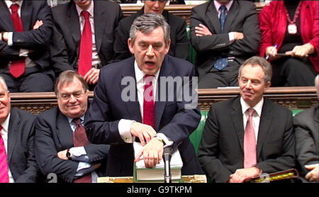 Gordon Brown, le chancelier de l'Échiquier britannique, prononce son discours sur le budget à la Chambre des communes de Londres. Banque D'Images