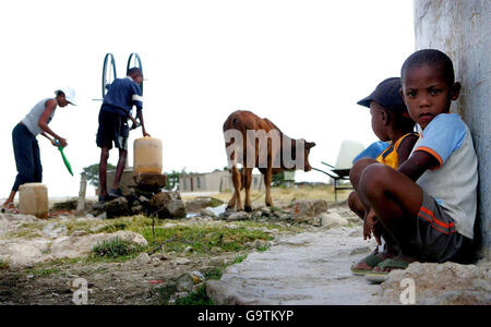 Les jeunes garçons se pencheraient sur une pompe de Springbokpan, à 95km au sud de Zeerust, dans la province du Nord-Ouest, en Afrique du Sud. Il n'y a qu'une pompe pour un village de 3,500. Banque D'Images