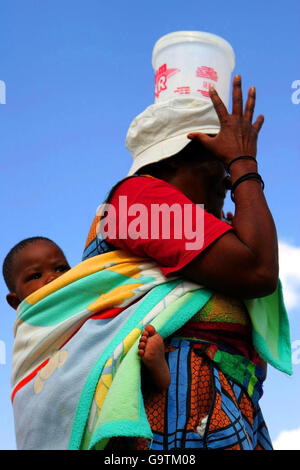 Une femme âgée recueille de l'eau avec son petit-fils à Springbokpan, à 95 km au sud de Zeerust, dans la province du Nord-Ouest, en Afrique du Sud. Il n'y a qu'une pompe pour un village de 3,500. Banque D'Images