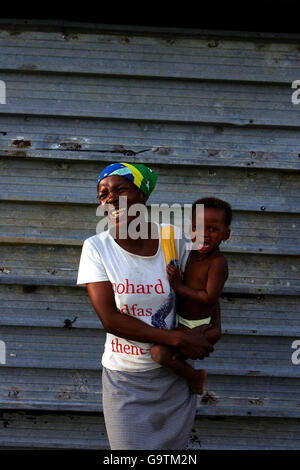 Une jeune mère attend son tour à la pompe à eau de la ville miteuse de Matsakeng, près de Mafikeng, dans la province du Nord-Ouest, en Afrique du Sud.Il n'y a qu'une pompe pour un village de 1000. Banque D'Images