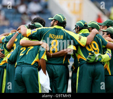 Le capitaine pakistanais Inzamam-ul-Haq (au centre) se penche sur le tableau de bord avec son équipe lors du match de la coupe du monde de cricket 2007 de la CCI à Sabina Park, Kingston, en Jamaïque. Banque D'Images