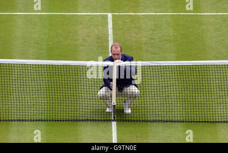 Un arbitre vérifie la hauteur du filet le cinquième jour des championnats de Wimbledon au All England Lawn tennis and Croquet Club de Wimbledon. APPUYEZ SUR ASSOCIATION photo. Date de la photo : vendredi 1er juillet 2016. Voir PA Story TENNIS Wimbledon. Le crédit photo devrait se lire : Anthony Devlin/PA Wire. Banque D'Images