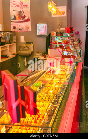 Sélection de délicieuses pâtisseries françaises en vente à l'intérieur Le macaron sur St Armands Circle, Sarasota, Floride Banque D'Images