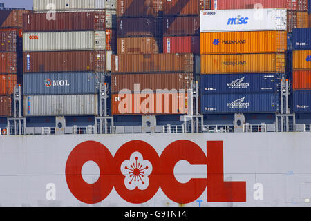 Un énorme navire à conteneurs, l'OOCL Atlanta de Hong Kong décharge la cargaison au terminal à conteneurs de Southampton. Banque D'Images