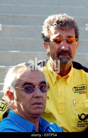 Formula One Motor Racing - Grand Prix de France - Warm Up - Race Day. l-r ; Flavio Briatore, le patron de l'équipe de Benetton, parle avec Eddie Jordan Banque D'Images