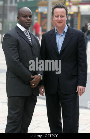 Le chef conservateur David Cameron (à droite) en photo avec Shaun Bailey, qui a été choisi comme candidat du parti conservateur pour Hammersmith. Banque D'Images