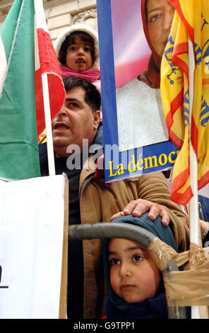 Amer Nasser avec ses enfants Mohammed (bas) 5 ans, Et la fille Elham âgée de 2 ans (sur ses épaules) proteste contre le gouvernement de Téhéran du président Ahmadinejad, Mohammed Nasser, âgé de 5 ans, proteste avec une fusée nucléaire faite maison contre le gouvernement de Téhéran du président Ahmadinejad, devant le bureau britannique des Affaires étrangères et du Commonwealth à Westminster, dans le centre de Londres. Banque D'Images