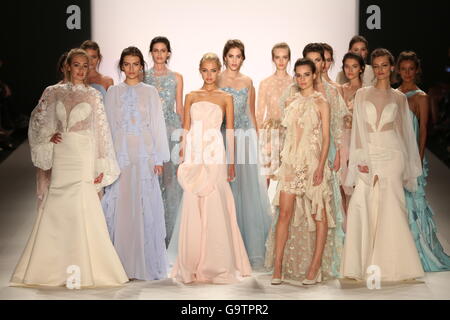 Berlin-Weding, Allemagne. 1er juillet 2016. La Mercedes-Benz Fashion Week de Berlin. De nombreux labels participent à la semaine de la mode allemande pour la saison printemps/été 2017. La photo montre les modèles avec la collection de Lana Mueller sur la passerelle dans l'Erika Hess Stade de glace en Berlin-Weding. Credit : PACIFIC PRESS/Alamy Live News Banque D'Images