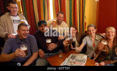 Raymond Cooper (en bas à gauche) et Chris Cooper (deuxième à gauche), les cousins de Marine Adam Sperry, célèbrent avec des amis dans le pub d'armes Rutland à Leicester après avoir entendu que le personnage capturé de la Marine en 15, y compris Sperry, avait été libéré d'Iran. Banque D'Images