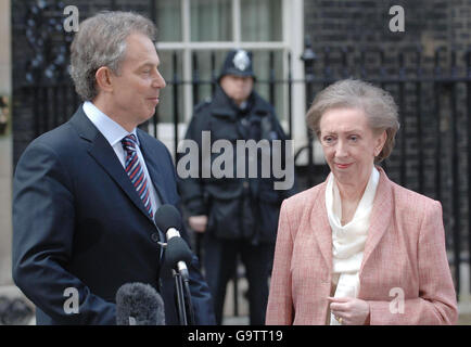 Le Premier ministre britannique Tony Blair et la secrétaire aux Affaires étrangères Margaret Beckett s'expriment devant les médias à l'extérieur du 10 Downing Street, Londres, après avoir annoncé la libération des 15 membres du personnel naval capturés par l'Iran. Banque D'Images