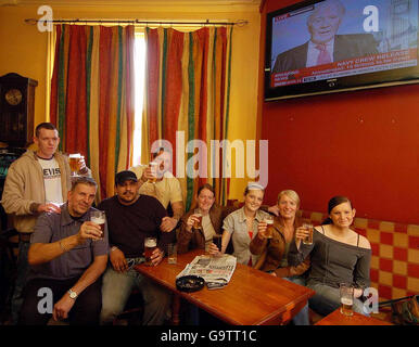 Raymond Cooper (en bas à gauche) et Chris Cooper (deuxième à gauche), les cousins de Marine Adam Sperry, célèbrent avec des amis dans le pub d'armes Rutland à Leicester après avoir entendu que le personnage capturé de la Marine en 15, y compris Sperry, avait été libéré d'Iran. Banque D'Images