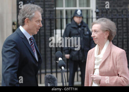 Le Premier ministre britannique Tony Blair et la secrétaire aux Affaires étrangères Margaret Beckett s'expriment devant les médias à l'extérieur du 10 Downing Street, Londres, après avoir annoncé la libération des 15 membres du personnel naval capturés par l'Iran. Banque D'Images