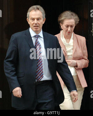 Le Premier ministre britannique Tony Blair et la secrétaire aux Affaires étrangères Margaret Beckett arrivent pour parler aux médias à l'extérieur du 10 Downing Street, Londres, après avoir été annoncé que les 15 membres du personnel naval capturés par l'Iran doivent être libérés. Banque D'Images