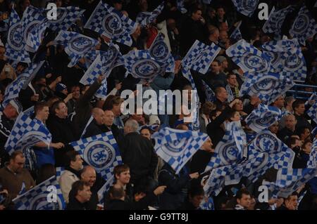 Football - UEFA Champions League - quart de finale - première étape - Chelsea / Valencia - Stamford Bridge. Les fans de Chelsea accueillent l'équipe avant le lancement Banque D'Images