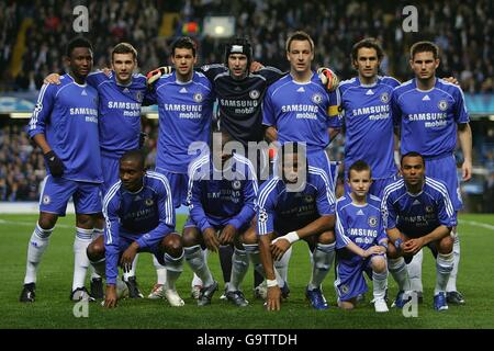 Football - UEFA Champions League - quart de finale - première étape - Chelsea / Valencia - Stamford Bridge.Chelsea pose pour la photographie de son équipe avant le début Banque D'Images