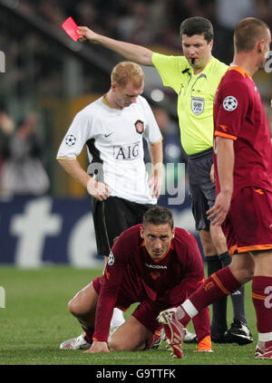 Paul Scholes de Manchester United est présenté le carton rouge par l'arbitre Herbert Fandel lors du quart de finale de la Ligue des champions de l'UEFA, premier match contre les Roms au stade olympique de Rome, en Italie. Banque D'Images