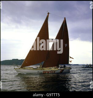 AJAXNETPHOTO. Juin 28th, 1981. PLYMOUTH, en Angleterre. - Le TOUR DU MONDE L'ENREGISTREMENT D'UNE SEULE MAIN - ESPRIT DE PENTAX SKIPPÉ PAR PAUL ROGERS (UK) DE PARTIR POUR LE DÉBUT DE SA TENTATIVE DE BRISER DEUX ENREGISTREMENTS POUR LONGUE DISTANCE À UNE SEULE MAIN - IL VA PRENDRE SON 55FT LOCATION ESPRIT DE PENTAX DEUX FOIS À TRAVERS LE MONDE PHOTO:JONATHAN EASTLAND/AJAX REF:908199 PENTAX  Banque D'Images