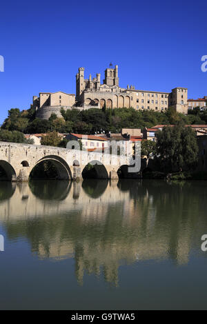 Le vieux pont de pierre sur la rivière Orb et la cathédrale St Nazaire à Béziers, France Banque D'Images