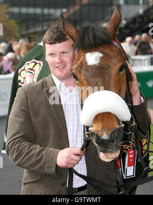 Courses hippiques - Hippodrome de Curragh.L'entraîneur Gordon Elliott et Silver Birch défilent à l'hippodrome de Curragh.Comté de Kildare. Banque D'Images