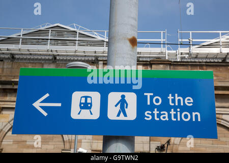 Direction la gare Waverley d'Édimbourg, Écosse signe ; Banque D'Images