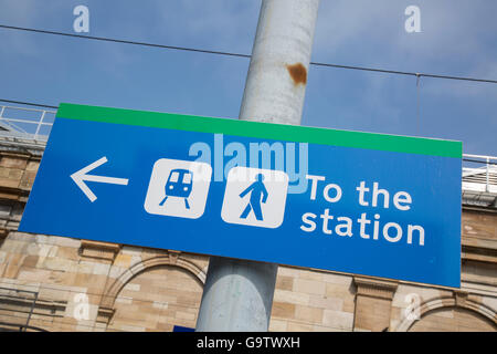 Direction la gare Waverley d'Édimbourg, Écosse signe ; Banque D'Images