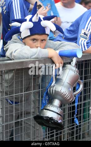 Soccer - FA Cup - demi-finale - Blackburn Rovers / Chelsea - Old Trafford. Un fan de Chelsea montre son soutien à son côté Banque D'Images