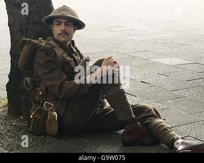 Un homme habillé comme un soldat de la Première Guerre mondiale à Walthamstow, London, à 100 ans depuis le début de la bataille de la Somme. Banque D'Images