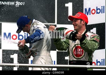 Course automobile Formula One - Grand Prix d'Allemagne.Ralf Schumacher reçoit le champagne de la troisième place Jacques Vileneuve après avoir remporté le Grand Prix d'Allemagne Banque D'Images