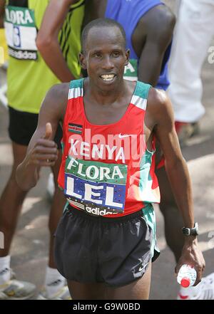 Marathon de la flore de Londres 2007.Martin LEL, Kenya, célèbre le marathon de Londres Flora pour hommes, à Londres. Banque D'Images