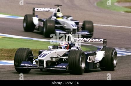 Juan Pablo Montoya dirige le coéquipier et éventuellement le gagnant Ralf Schumacher pendant le Grand Prix d'Allemagne Banque D'Images