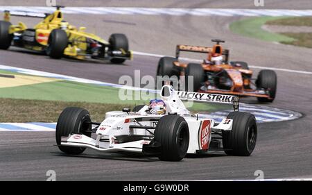 Jacques Villeneuve dirige Jos Verstappen et Ricardo Zonta sur son Chemin à la troisième place dans le Grand Prix d'Allemagne Banque D'Images