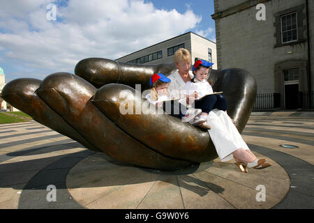 Mary Hanafin TD, ministre de l'éducation et des sciences, avec Emma Broderick, Julianne Gallagher, âgée de quatre ans, et Fitzwilliam Montessori au ministère de l'éducation de Dublin, au lancement du concours de mathématiques 2007 de la Société irlandaise pour la protection des enfants (ISPCC), une nouvelle campagne de financement basée sur les programmes d'études. Banque D'Images