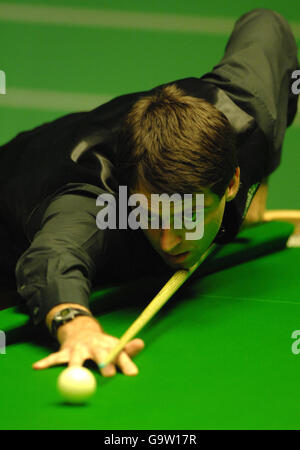 Le Ronnie O'Sullivan d'Angleterre joue un tir à gauche lors de son premier match des championnats du monde de snooker au Crucible Theatre, à Sheffield. Banque D'Images