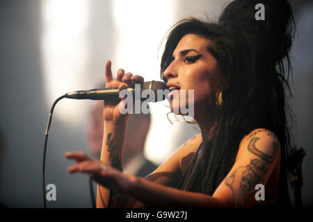 Amy Winehouse se produit lors d'un concert Vodafone TBA exclusif à Circomedia à Bristol. Banque D'Images