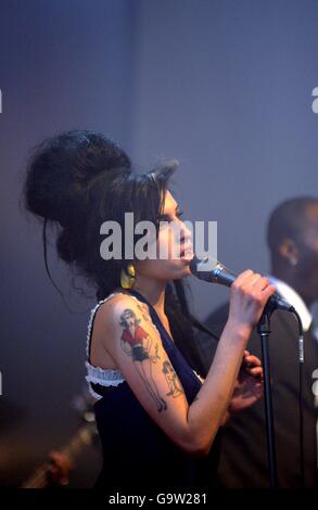 Amy Winehouse Vodafone TBA - Bristol.Amy Winehouse se produit lors d'un concert Vodafone TBA exclusif à Circomedia à Bristol. Banque D'Images