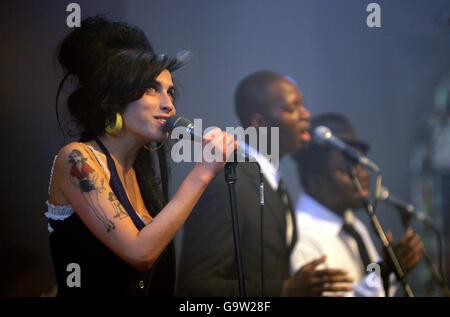 Amy Winehouse Vodafone TBA - Bristol.Amy Winehouse se produit lors d'un concert Vodafone TBA exclusif à Circomedia à Bristol. Banque D'Images