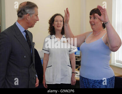 Prince de Galles avec la physiothérapeute Katharine Hayens (centre) et la patiente Heather Reed lors de sa visite à la Maison Frederick Treves, le nouveau centre médical de Poundbury, Dorset. Banque D'Images