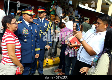 Quezon City, Philippines. 1er juillet 2016. La nouvelle Police nationale des Philippines (PNP) Le surintendant en chef Ronald "Bato" dela Rosa chances donner au public de prendre une photo avec lui après la parade et de l'examen et l'AFP Changement de commandement au général Camp Emilio Aguinaldo à Quezon City. Credit : Gregorio B. Dantes Jr./Pacific Press/Alamy Live News Banque D'Images