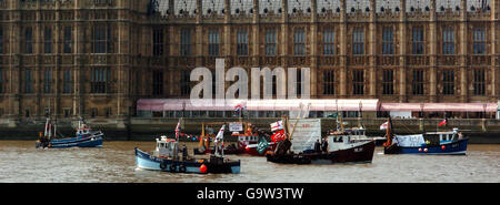 Une flottille de bateaux de pêche participe à une manifestation sur la Tamise par les chambres du Parlement. Banque D'Images